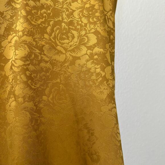 Socialite scalloped v-neck floral brocade tank top yellow gold - Picture 3 of 7